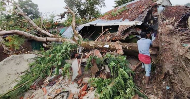 কালবৈশাখীর তাণ্ডবে লন্ডভন্ড কুষ্টিয়া