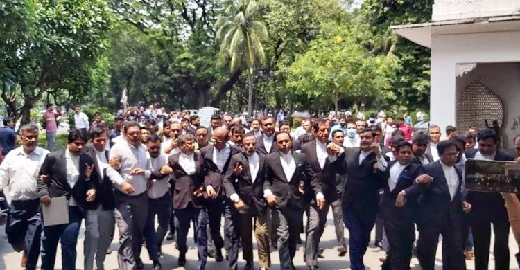 ছাত্রলীগের ধাওয়ায় সুপ্রিম কোর্টে ছাত্রদল, আইনজীবীদের মিছিল