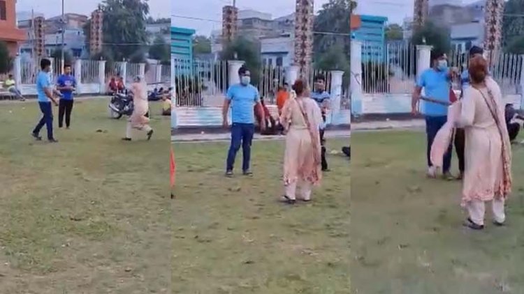 মেয়েকে উত্ত্যক্ত করায় বখাটেকে পেটালেন মা