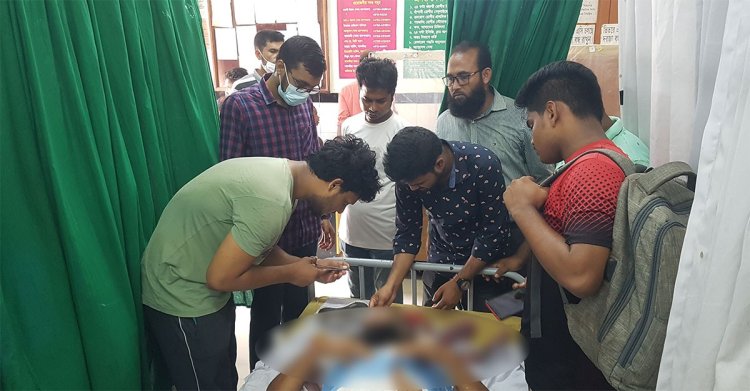 সাতক্ষীরায় ক্লিনিকে ঢুকে কোপানো হয়েছে স্বাস্থ্য সহকারীকে