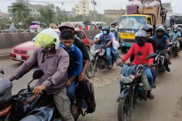 মহাসড়কে মোটরসাইকেল : কর্তৃপক্ষের ‘গলার কাঁটা’