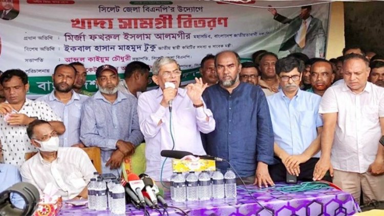 খালেদা জিয়া ঘরে ঘরে ত্রাণ দিয়েছেন, শেখ হাসিনা হেলিকপ্টারে দুর্গত এলাকায় ঘুরেছেন: মির্জা ফখরুল