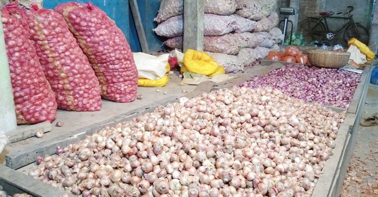 হিলিতে পেঁয়াজের দাম কেজিতে বেড়েছে ১০ টাকা