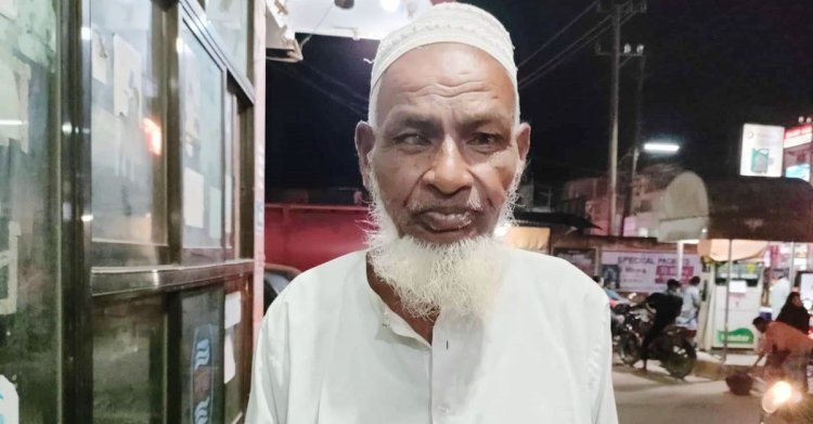 নামাজ পড়তে গিয়ে রিকশা চুরি, কাঁদছেন অসহায় বৃদ্ধ