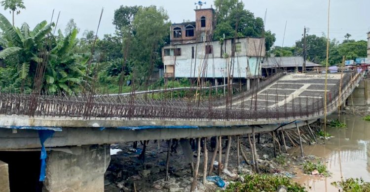 সাড়ে ৩ কোটি টাকার সেই সেতুতে বাঁশ ও কাঠের পাইল