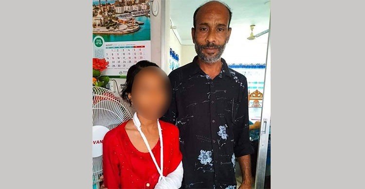 ক্লাসে ঢুকতে দেরি হওয়ায় ছাত্রীর হাত ভাঙলেন শিক্ষক