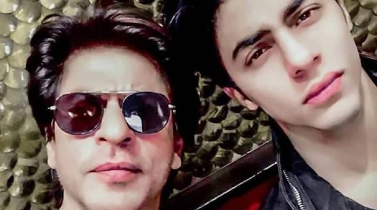ছুটে এসে সেলফি তোলার চেষ্টা, হঠাৎ চটলেন শাহরুখ