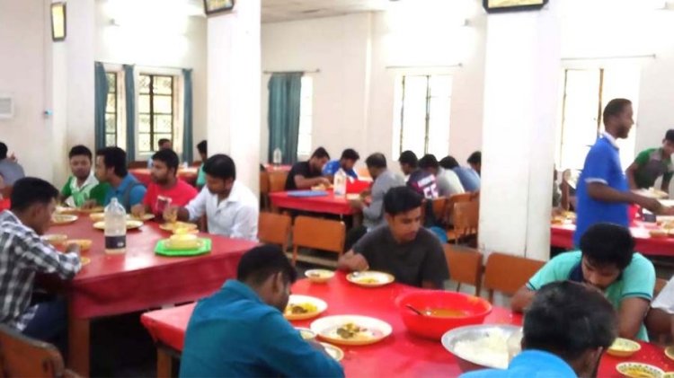 ঢাবির হলগুলোতে খাবারের দাম বাড়লেও কমেছে মান