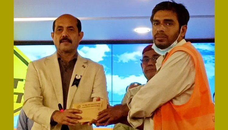 আইফোন ফিরিয়ে দেয়া রিকশাচালক পেলেন ৫০ হাজার টাকা পুরস্কার
