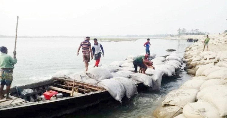 জিও ব্যাগ বাড়িতে নিচ্ছেন স্থানীয়রা, ঝুঁকিতে নদীর বাঁধ