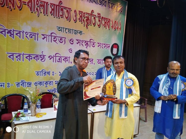 কলকাতায় বিভূতিভূষণ স্মৃতি পদক পেলেন বাংলাদেশের উমর ফারুক