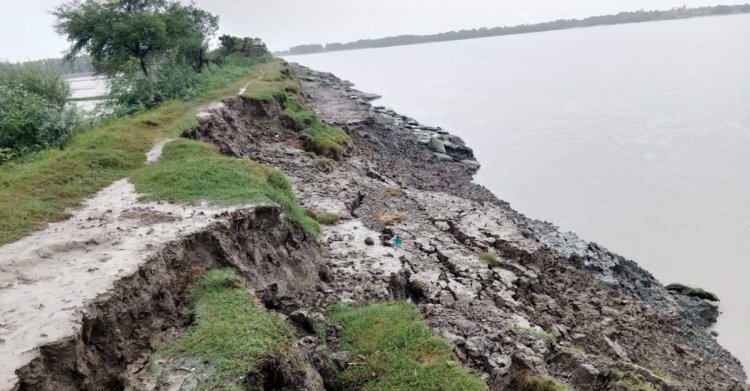টানা বৃষ্টিতে সাতক্ষীরা উপকূলে বেড়িবাঁধে ভাঙন