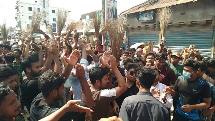 পাকুন্দিয়ায় ছাত্রলীগের নতুন কমিটি বাতিলের দাবিতে ঝাড়ু মিছিল, বিক্ষোভ