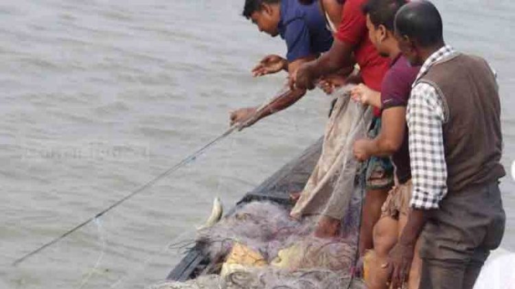 ইলিশ ধরার দায়ে বরিশালে ১৬ জেলে কারাগারে
