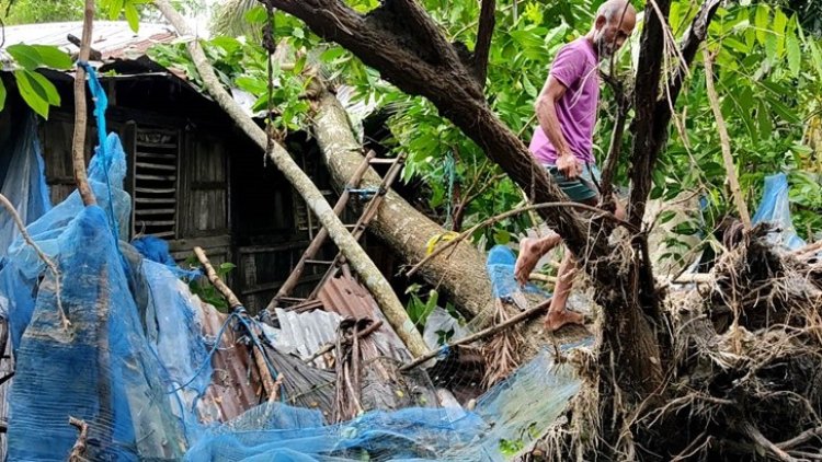বাগেরহাট ও মনপুরায় ক্ষতিগ্রস্ত অসংখ্য বসতঘর, পানিবন্দি মানুষ