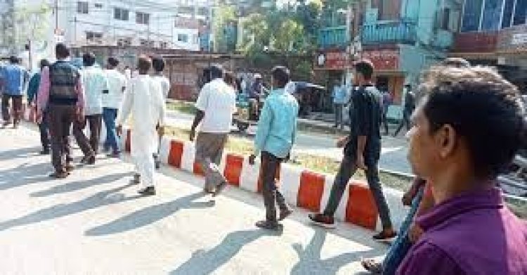 হেঁটে সমাবেশস্থলে যাচ্ছেন বিএনপি নেতাকর্মীরা