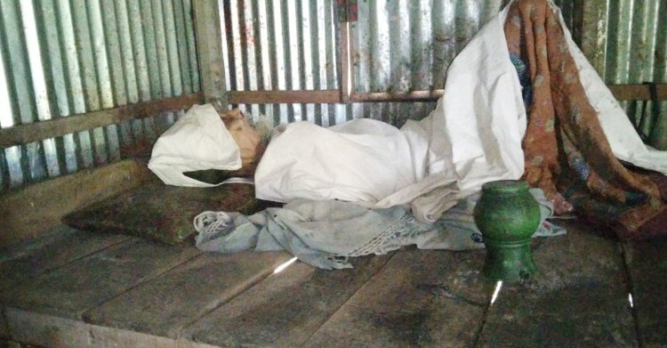 বয়স্ক ভাতার টাকা দেন না মেয়ে, বাবার রাত কাটে ভাঙা ঘরে