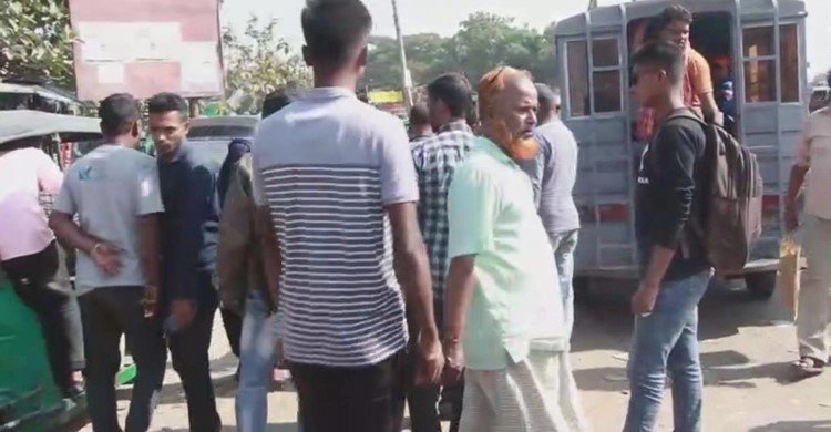 পাবনায় অনির্দিষ্টকালের পরিবহন ধর্মঘটে যাত্রীদুর্ভোগ চরমে
