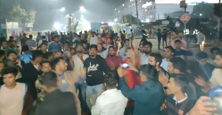কমিটির দাবিতে বাঙলা কলেজ ছাত্রলীগের সড়ক অবরোধ