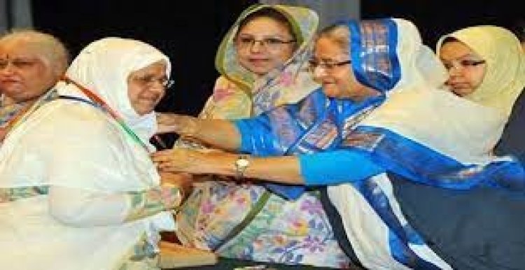 ৫ নারীর হাতে বেগম রোকেয়া পদক তুলে দিলেন প্রধানমন্ত্রী