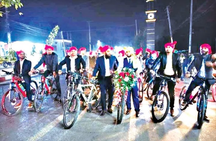 বাইসাইকেলে করে বিয়ের আসরে গেলেন বর