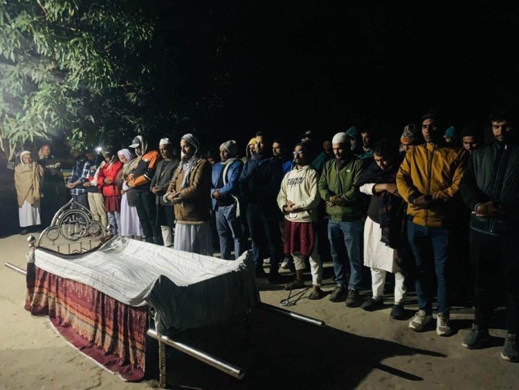 হাতকড়া-ডান্ডাবেড়ি নিয়েই মায়ের জানাজা পড়লেন ছাত্রদল নেতা