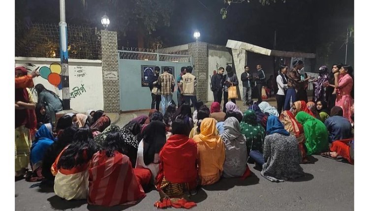 ভিসির বাসভবনের সামনে দাবি নিয়ে ঢাবি ছাত্রীরা