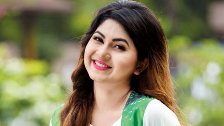 তিন মাধ্যমে সরব স্পর্শিয়া