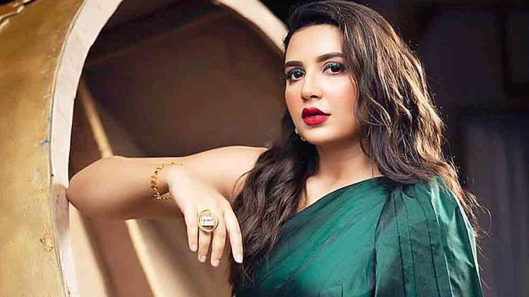 ‘প্রকাশ্যে চুমু? এ কেমন বিধায়ক’! রাজ-শুভশ্রীর আদুরে ছবি দেখে নিন্দার ঝড়
