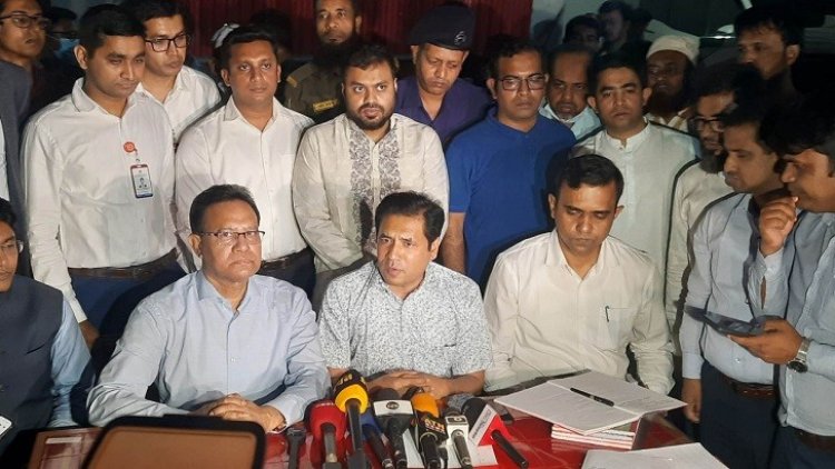 সিদ্দিকবাজারে হতাহতদের নগদ অর্থসহায়তা দিচ্ছে ঢাকা জেলা প্রশাসন