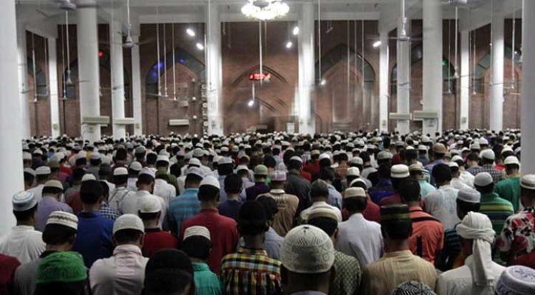 ইবাদত-বন্দেগিতে পালিত হয়েছে শবে বরাত