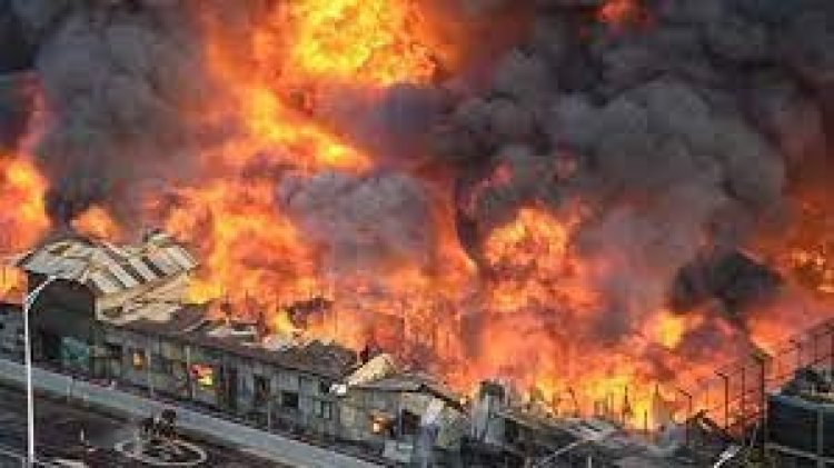 বঙ্গবাজারে ভয়াবহ আগুন : চোখের সামনে ছাই হাজারো স্বপ্ন
