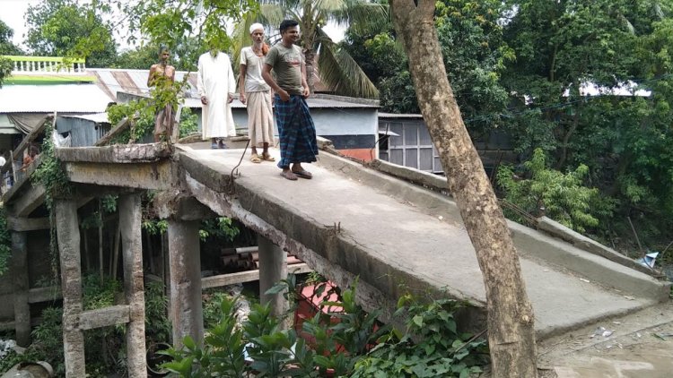১০ বছর ধরে জরাজীর্ণ সেতু দিয়ে চলছে হাজারো মানুষ