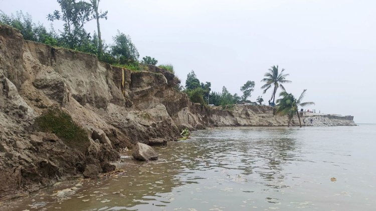 বিলীন হচ্ছে ঘরবাড়ি, নির্ঘুম রাত কাটছে যমুনাপাড়ের মানুষের