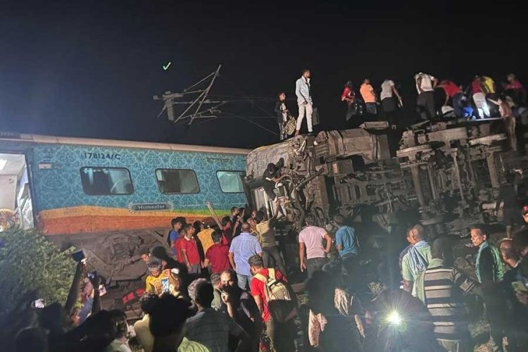 ভারতে করমণ্ডল এক্সপ্রেস দুর্ঘটনায় অন্তত ৩০ জনের মৃত্যু