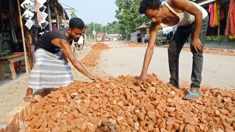 সড়ক সংস্কারে নিম্নমানের খোয়া, কাজ বন্ধ করল এলাকাবাসী