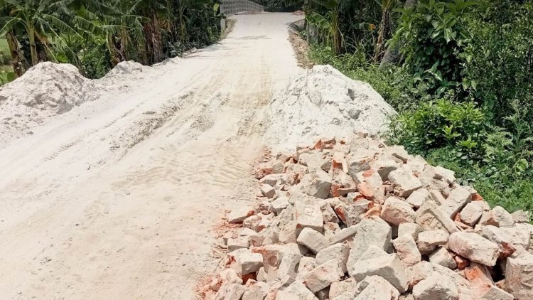 ১২ বছরেও পাকা হয়নি ইটের রাস্তা, ভোগান্তিতে জনজীবন