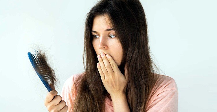 বর্ষায় চুল পড়ে যাচ্ছে? এভাবে সমাধান করুন