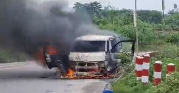 রূপগঞ্জে এশিয়ান হাইওয়েতে চলন্ত মাইক্রোবাসে আগুন