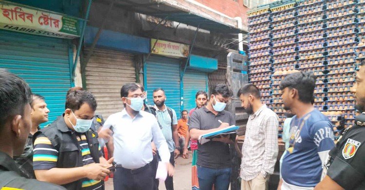 ডিমের আড়তে র্যাবের অভিযান: দোকানপ্রতি লাখ টাকা জরিমানা