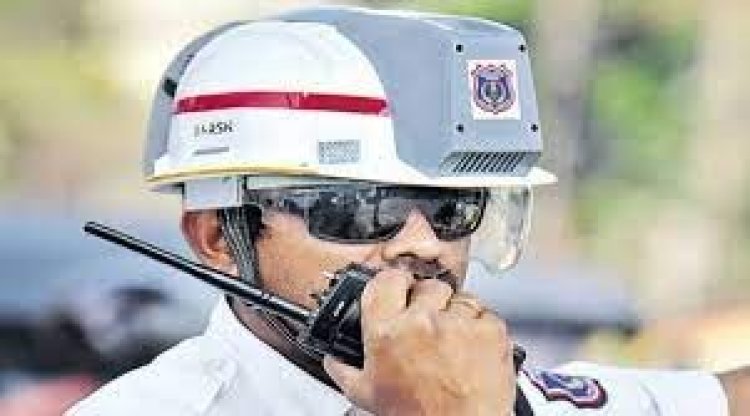 ট্রাফিক পুলিশের মাথা ঠান্ডায় এসি হেলমেট