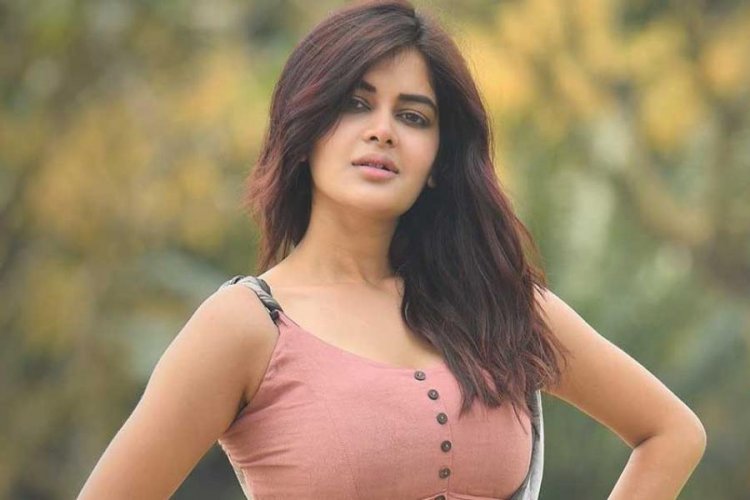 মেকআপ ছাড়া ছবি দিয়ে কটাক্ষের শিকার মধুমিতা