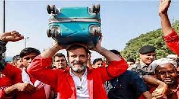 কুলির পোশাকে রাহুল গান্ধী, মাথায় নিলেন ট্রলি ব্যাগ