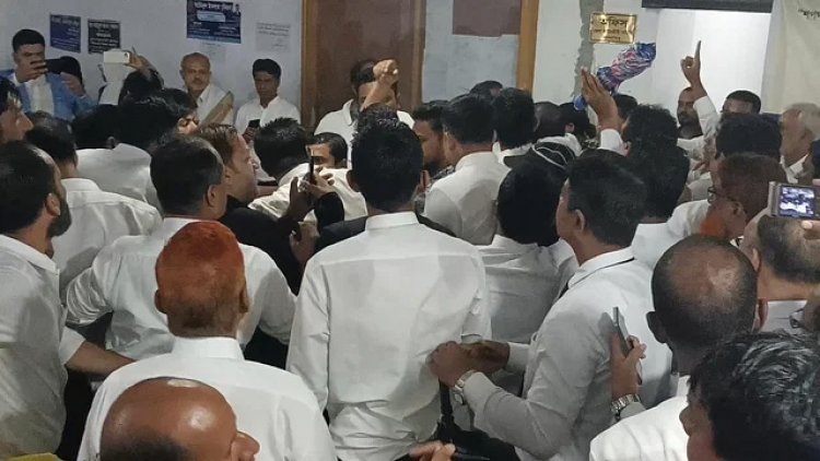 বিএনপিপন্থী আইনজীবীদের সঙ্গে আওয়ামীপন্থী আইনজীবীদের হাতাহাতি