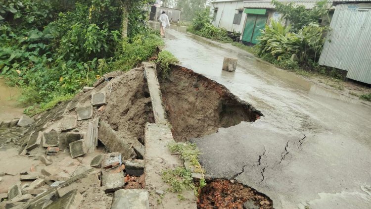 সড়কে হাঁটু পানি, ধসে পড়েছে ব্লক