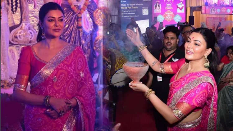 পূজামণ্ডপে কোমরে শাড়ি বেঁধে নাচলেন সুস্মিতা সেন