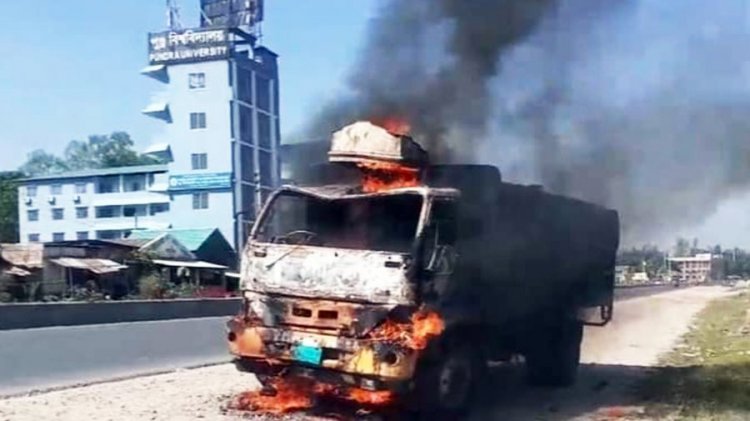 বগুড়ায় মহাসড়কে পণ্যবাহী ট্রাকে আগুন