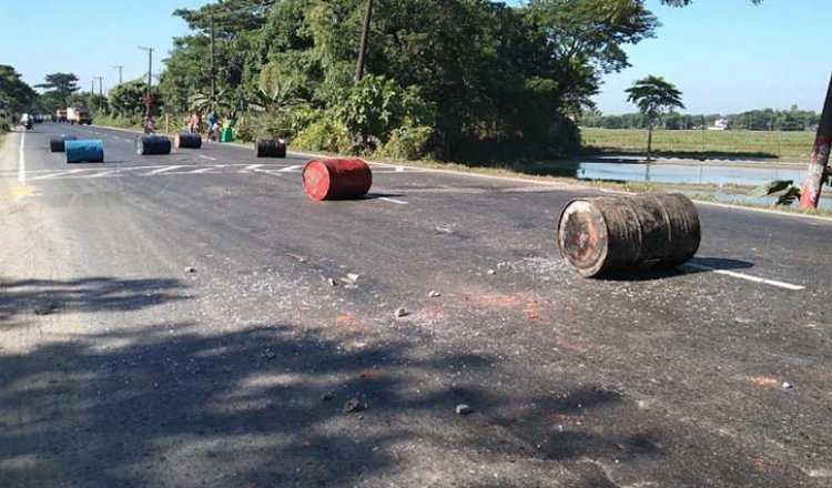 সিলেটে অবরোধে বিক্ষোভ সড়কে গাছ ফেলে আগুন