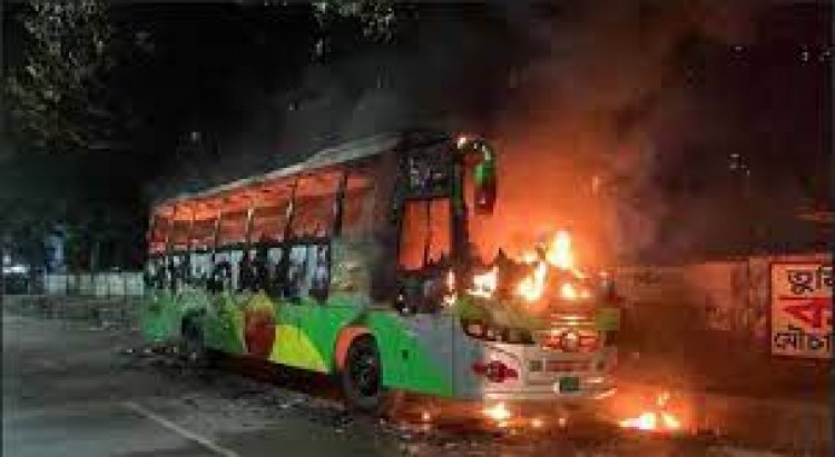 রাতে রাজধানীতে তিন গাড়িতে আগুন