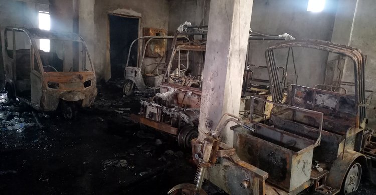 নাটোরে বৈদ্যুতিক শর্টসার্কিটে মেয়রের গাড়িসহ ১২ যানবাহন ভস্মীভূত